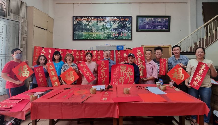 书法家为慈善挥春活动作准备