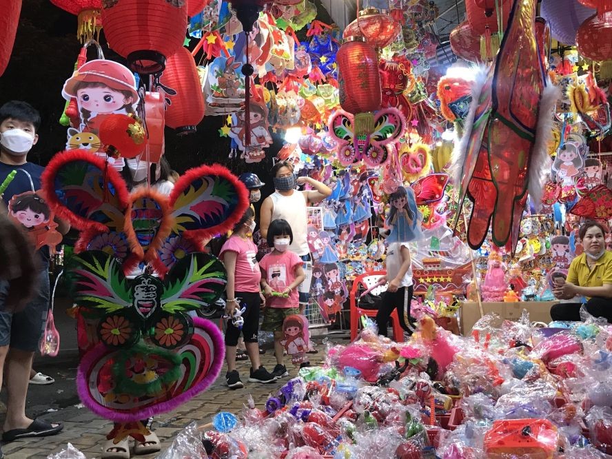 海上懒翁街的花灯店琳瑯满目。