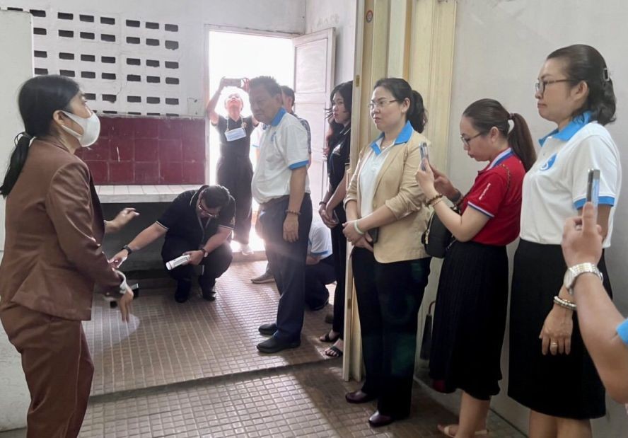 遊客参观第六郡的华人革命传统室。