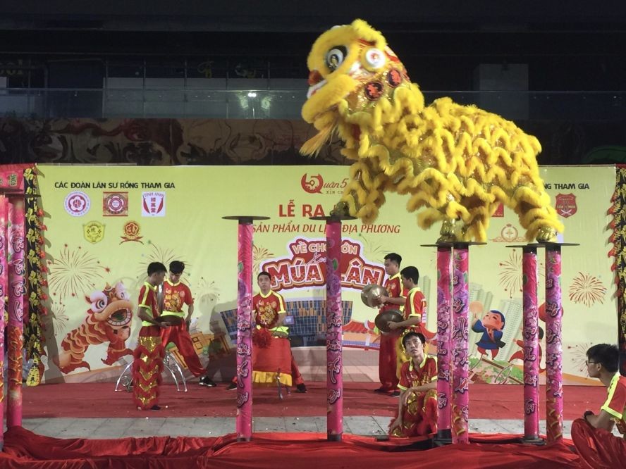 第五郡“来堤岸观赏龙狮表演"旅遊产品吸引遊客。