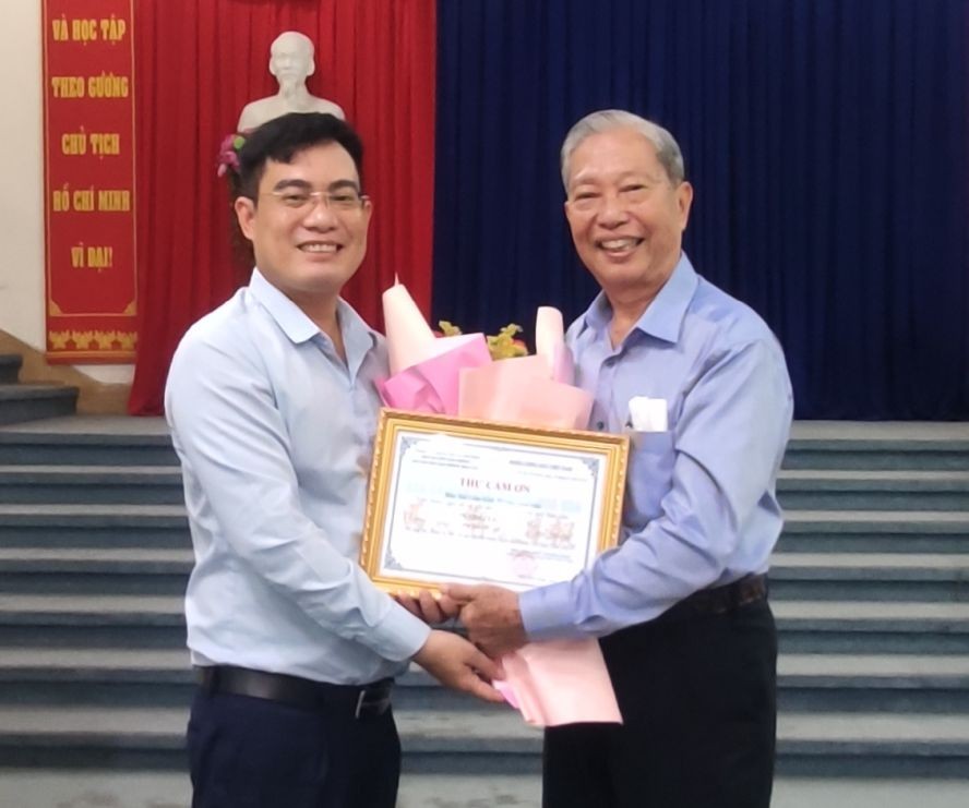 文忠孝编委向杨顺龙先生赠送鲜花及感谢书以表谢意。