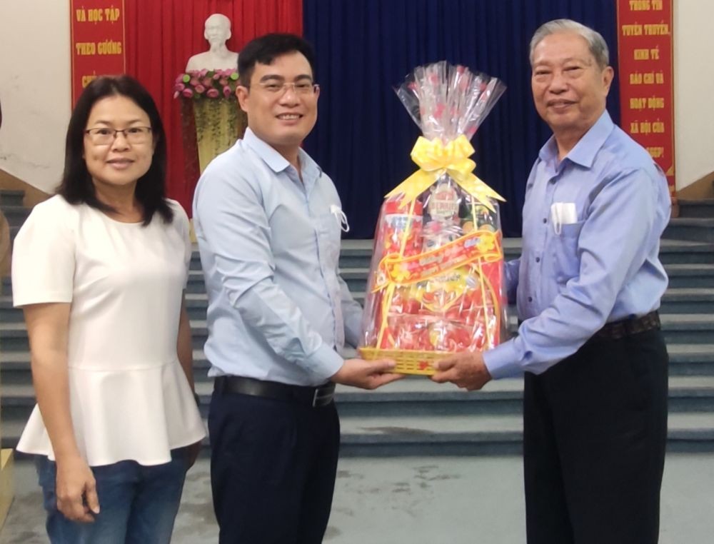 值癸卯年春节来临，杨先生向报社送礼。