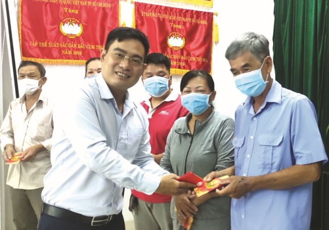 文忠孝编委向平政县华人赠送利是。