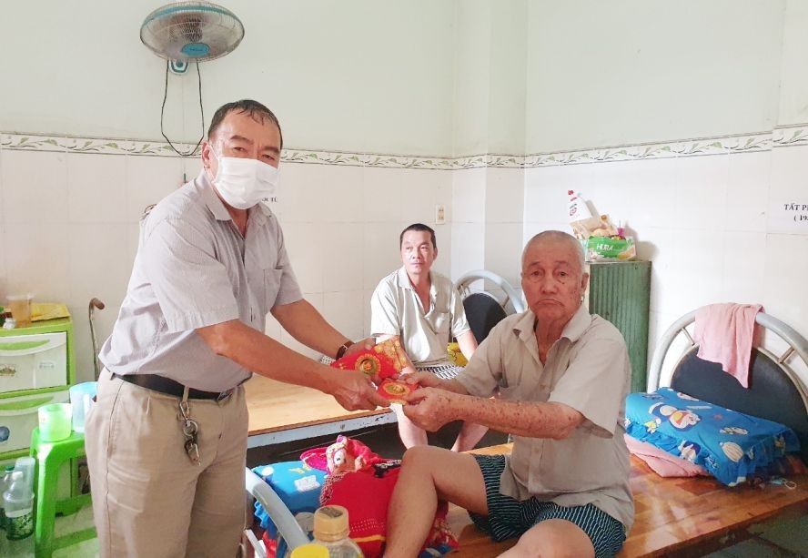 发行部代表周志雄向玉光精舍老翁赠送红包。