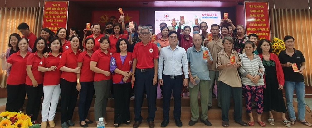 平新郡华人获赠送利是时很开心。