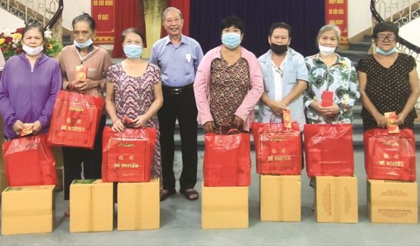 杨顺龙先生向贫困家庭送暖