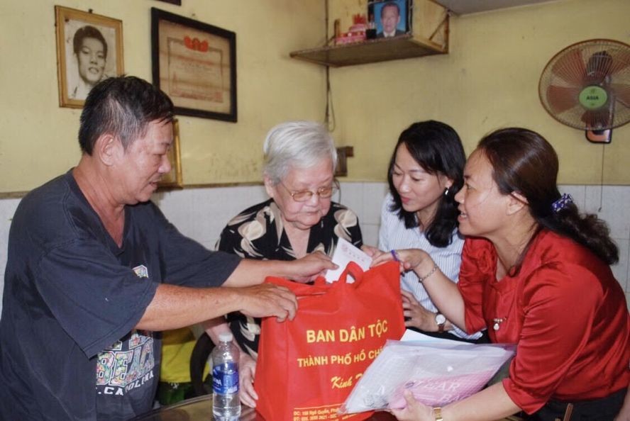 市民族处代表团探访韩海源烈士的胞姊韩月英。