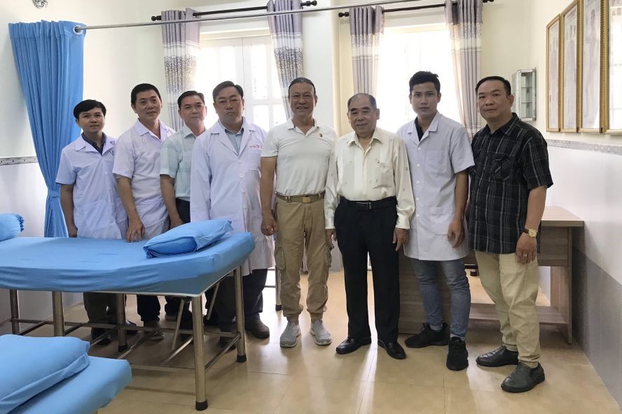 第五郡东医会领导参观双龙慈善诊所与各医师留影。 第五郡东医会领导参观双龙慈善诊所与各医师留影。