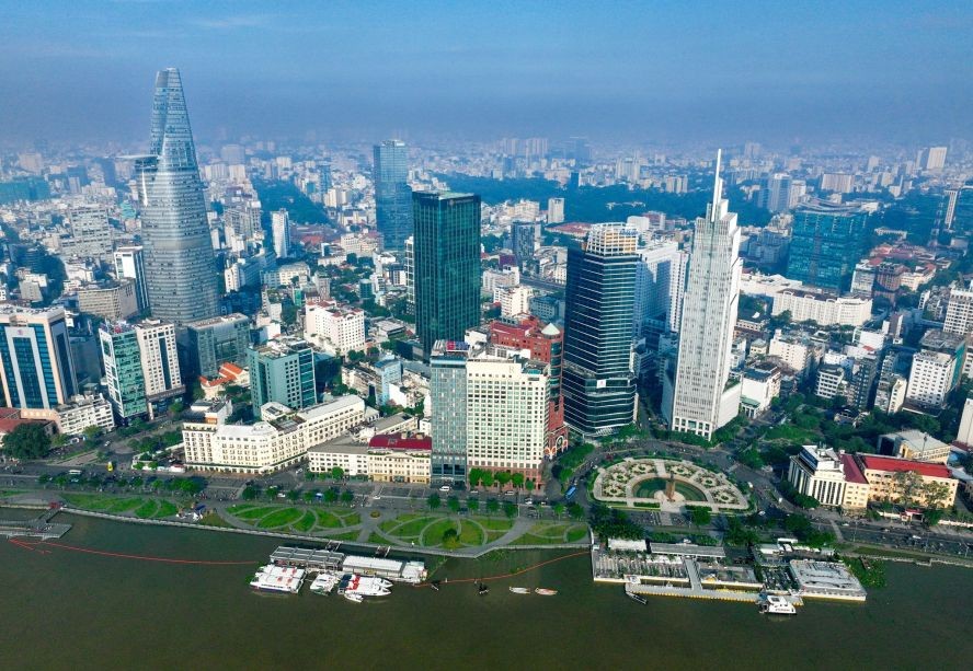 在许多大城市建设达世界和地区水平的金融、商业中心。