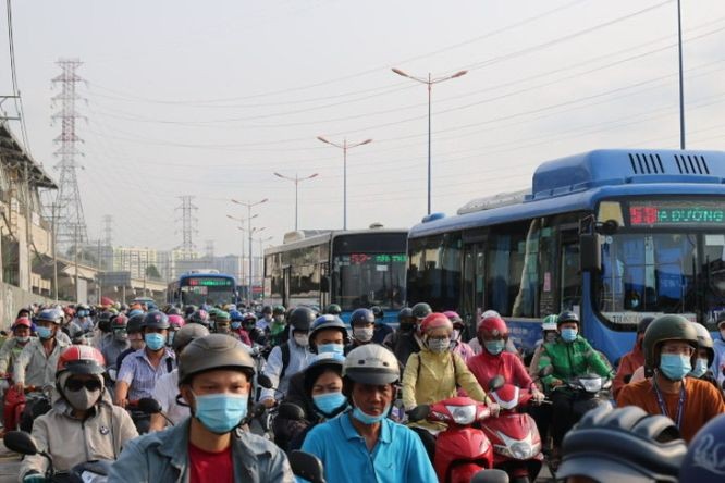 守德市河内公路上堵车与烟尘令人们每次出门时都很厌烦。