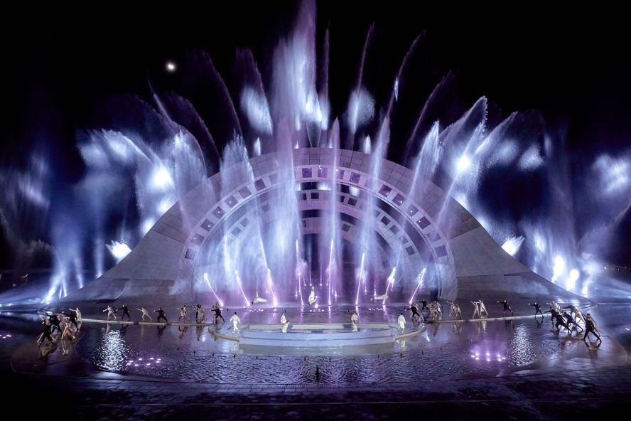 “吻星”精彩的表演节目。 “吻星”精彩的表演节目。