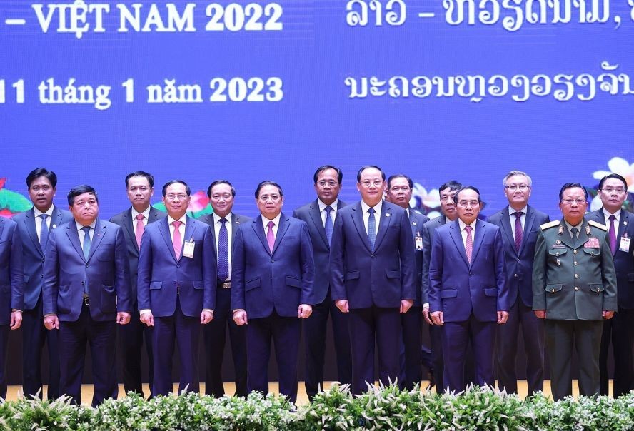 政府总理范明政和老挝政府总理与各代表出席“2022年越老、老越团结友谊年”总结大会。(图越通社) 政府总理范明政和老挝政府总理与各代表出席“2022年越老、老越团结友谊年”总结大会。(图越通社)