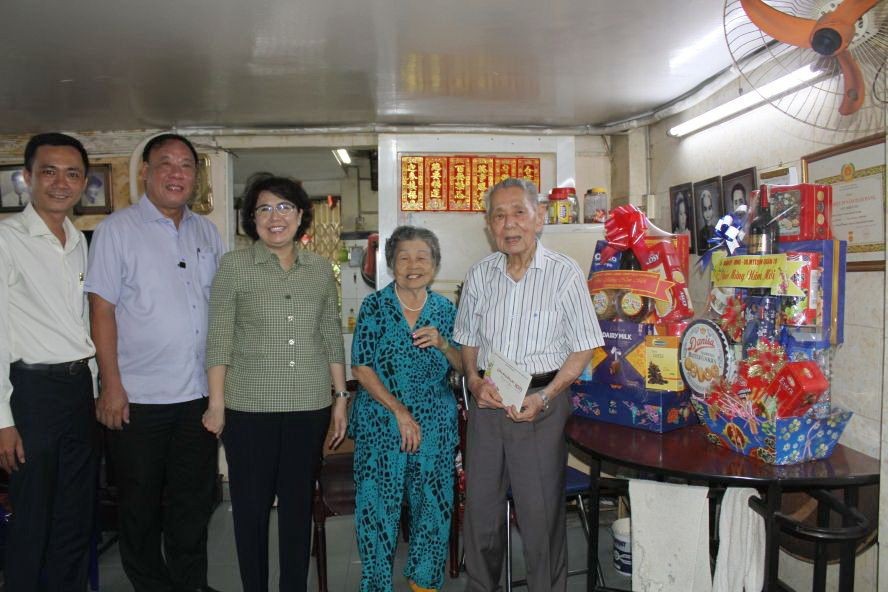 市委常务处委员、第一郡郡委书记苏氏碧珠（右三）向华人革命老前辈刘天云赠送贺年礼物。