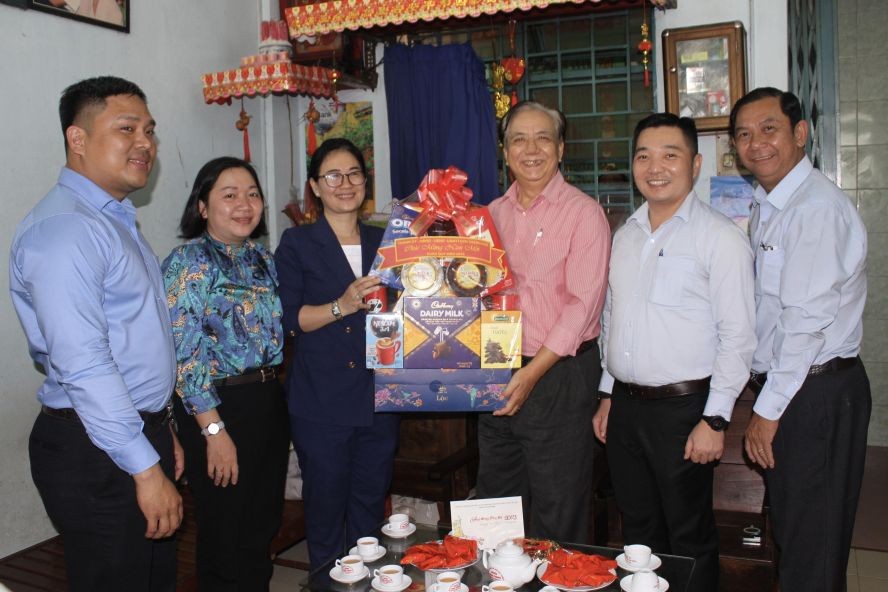 市人民议会财政预算处主任黎张海孝(右二)和地方领导向华人退休干部朱杞文(右三)拜年。