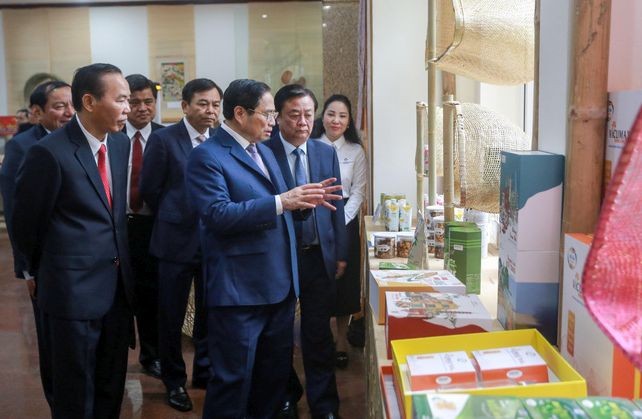 政府总理范明政参观农业产品展。(图:越通社)