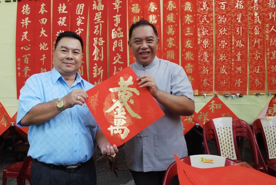 双成隆安公司主理丁文森(左)赞助500万元。 双成隆安公司主理丁文森(左)赞助500万元。