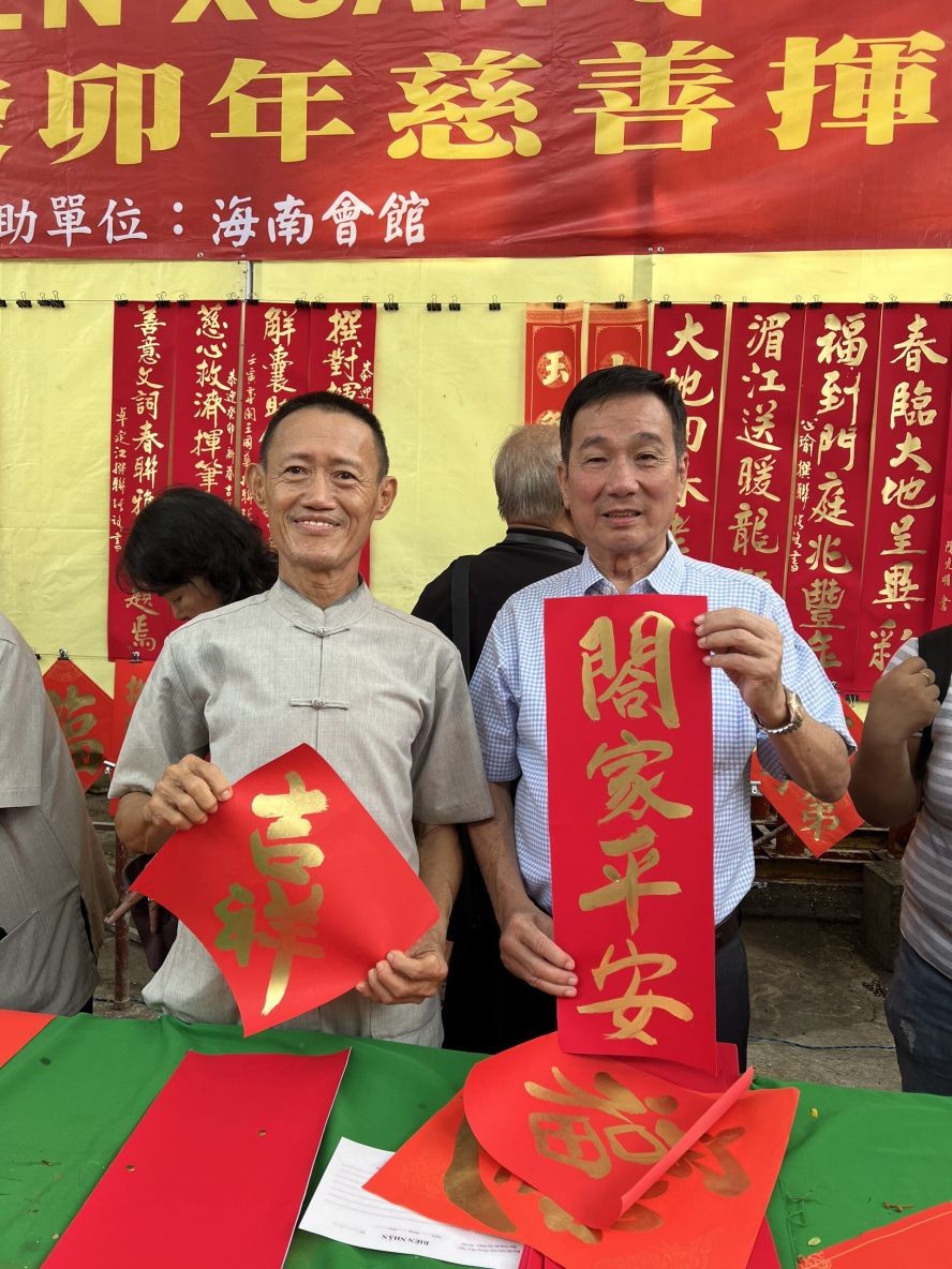 义安会馆副理事长郑学才(右)赞助1000万元。 义安会馆副理事长郑学才(右)赞助1000万元。