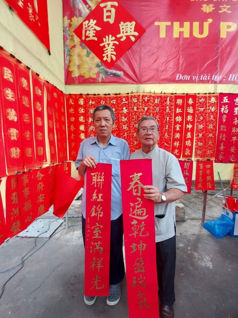 温陵会馆代表何安辉(左)赞助500万元。 温陵会馆代表何安辉(左)赞助500万元。