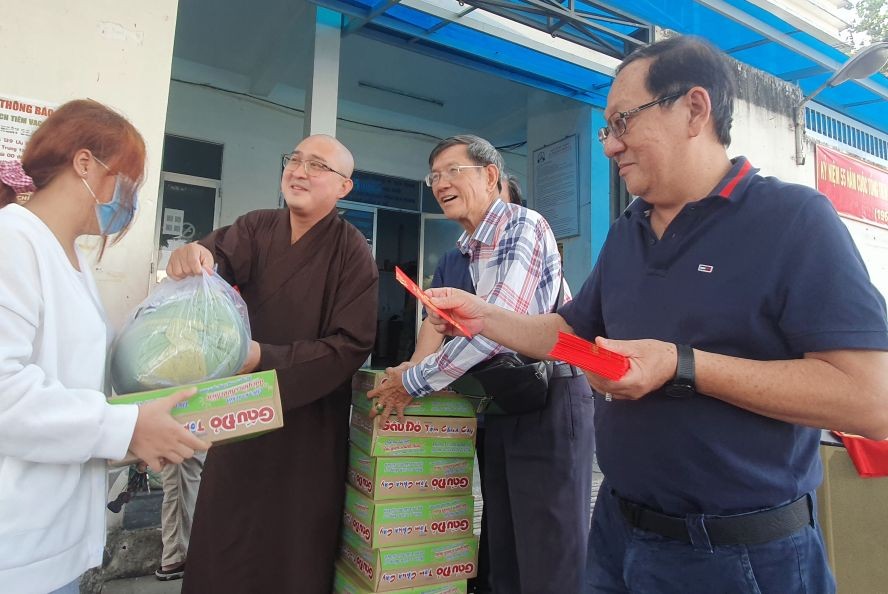 麦汉强先生（右一）派发利是。