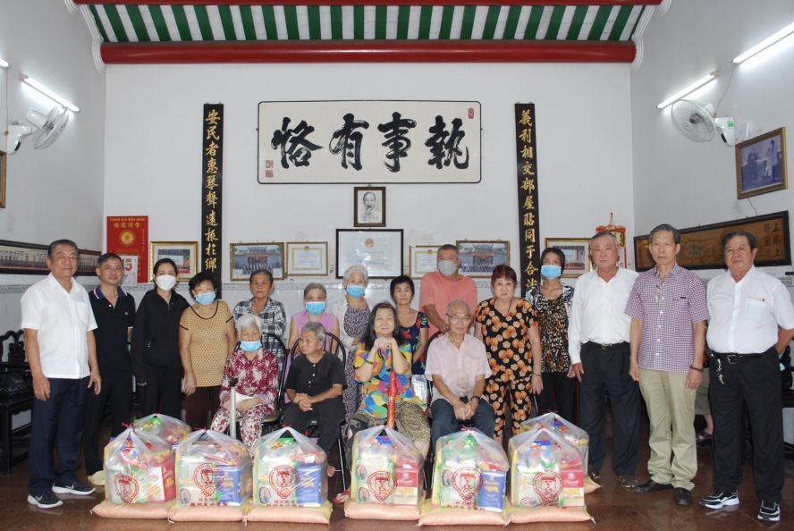 本市潮州义安会馆理事会代表向乡亲和贫困者赠送岁暮礼物。