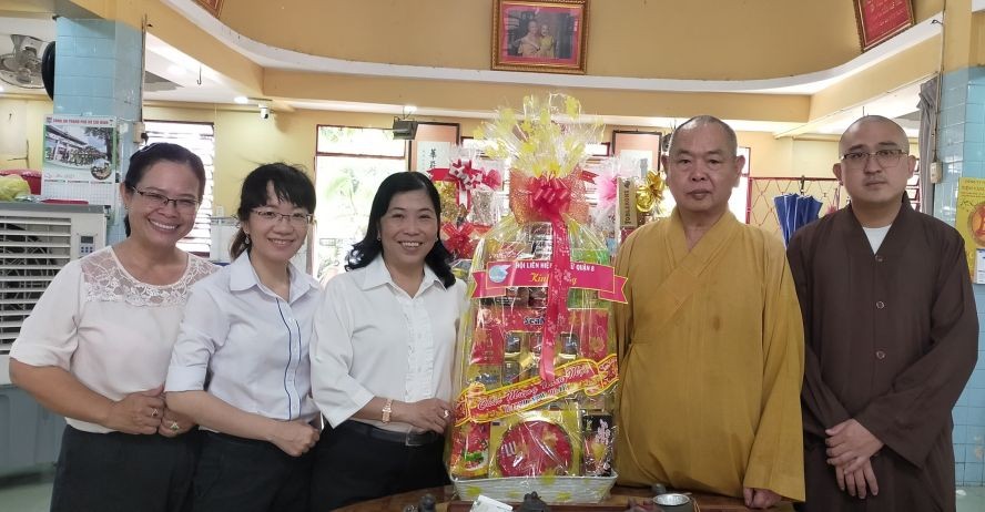阮氏天娥主席（左三）向释慧功法师赠送贺年礼物。