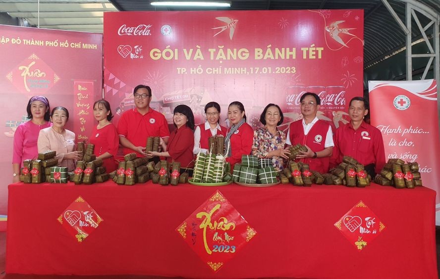 多个郡红十字会干部接受粽子以转赠给受惠者。