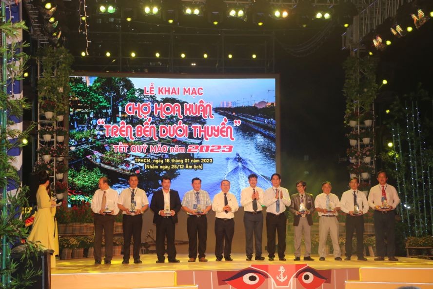 第八郡郡委书记武玉国顺（左五）向各单位代表赠送纪念章。