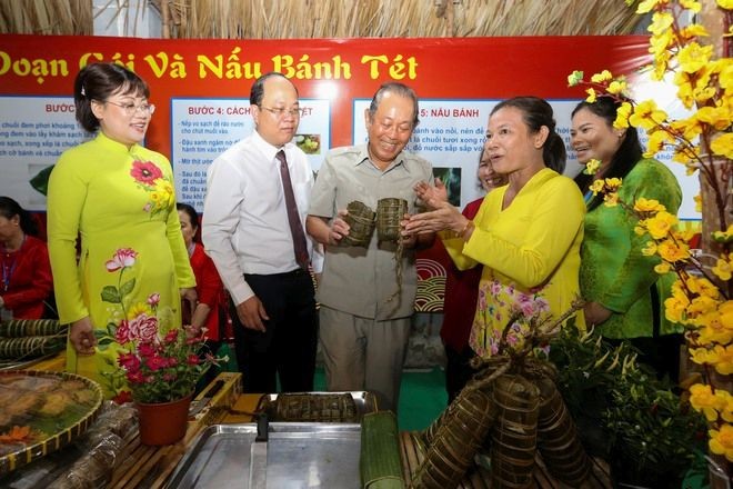 国家领导参观包粽子摊位。