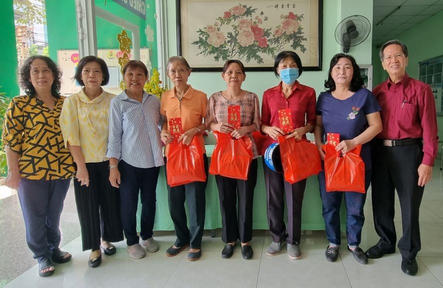 市华语教师俱乐部向会员拜年及赠送春节礼物。
