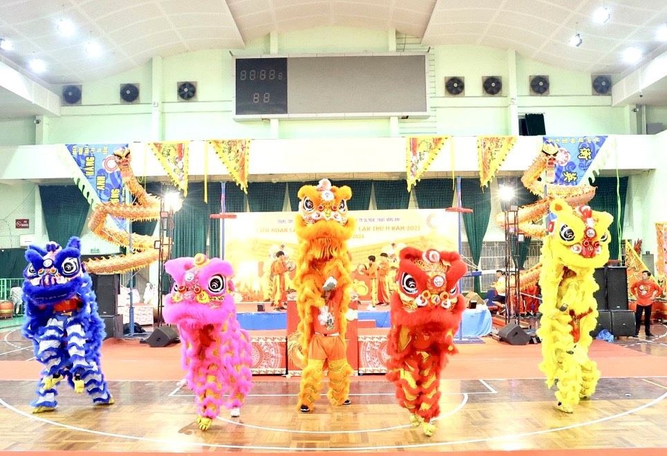 衡英堂表演“五福临门齐庆贺”节目。 衡英堂表演“五福临门齐庆贺”节目。