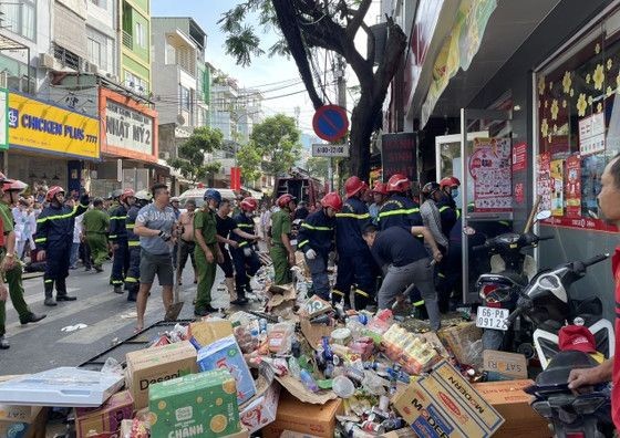 消防力量在展开搜救工作。