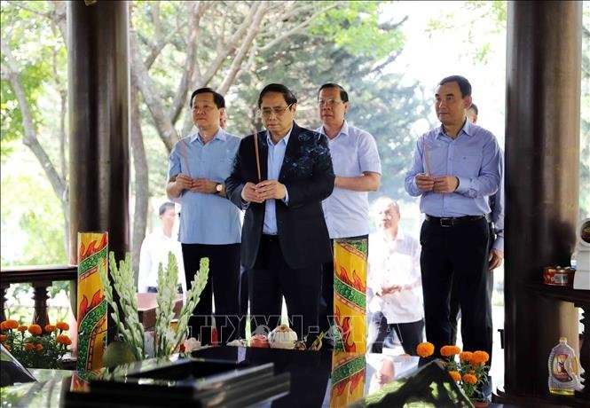 政府总理范明政向已故政府总理潘文凯敬香。(图:越通社)