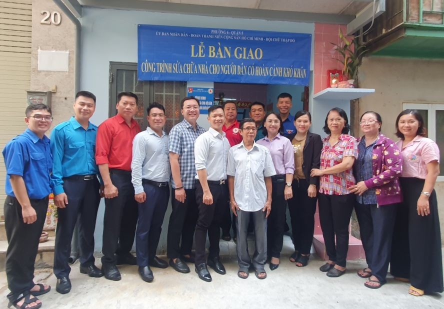 报社编委文忠孝(左四)出席黄金光温情屋移交仪式。 报社编委文忠孝(左四)出席黄金光温情屋移交仪式。