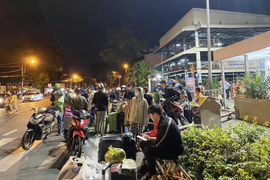 大年初五凌晨时段,乘客搂着其行李在东区车站大门呆着等待搭摩的与计程车回家。 (图:N.A)