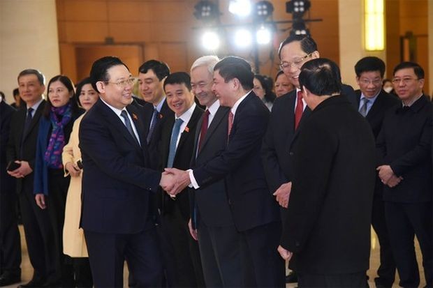 国会主席王廷惠与出席聚会的众代表。（图：越通社）