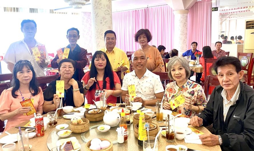 顾问会长丁文森（后排右二）向团圆派贺岁红包。