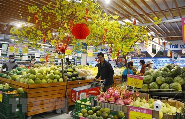 消费者在超市选购物品。（图：越通社）