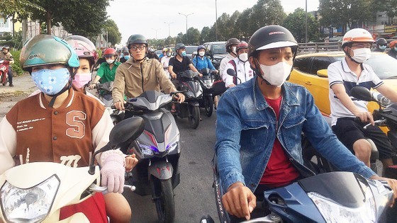 路经同奈省边和市的头顿四岔口路段局部堵车。