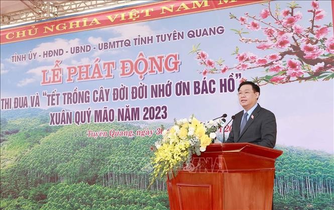 国会主席出席爱国竞赛与植树仪式
