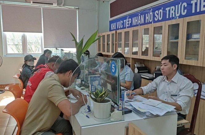 劳工在社保机关办理社保手续。