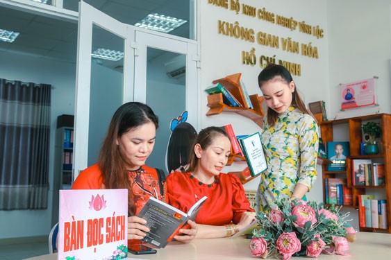 党员、工会会员、劳工参观由永禄工业区党委设立的胡志明名文化空间。