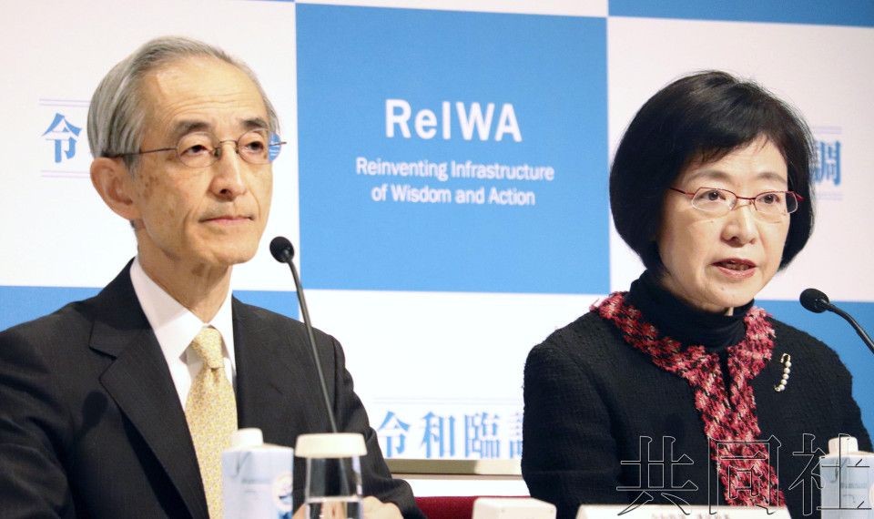 图为作为令和临调成员在东京出席记者会的经团联副会长平野信行(左)和日本综合研究所理事长翁百合。(图:共同社)