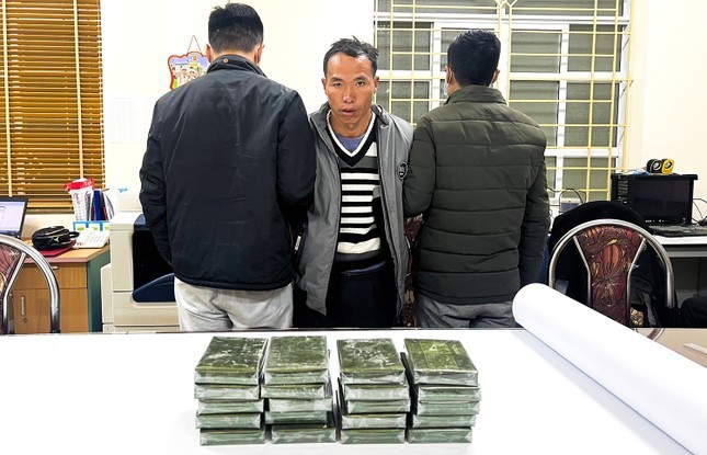 贩毒嫌疑人黄亚章与毒品证物。(图:越通社)