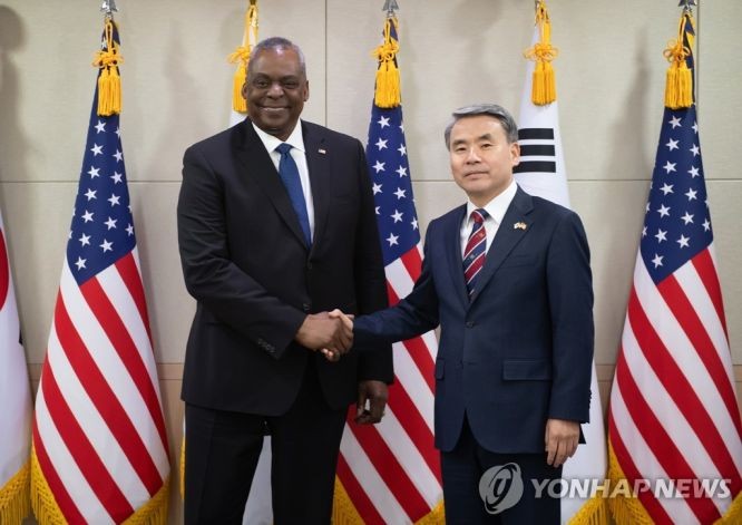 1月31日，在位于首尔市龙山区的国防部大楼，韩国国防部长官李钟燮（右）和美国国防部长劳埃德·奥斯汀握手合影。（图：韩联社）