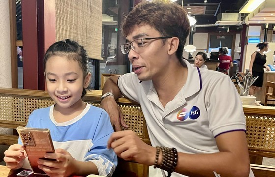 孩子需要亲属的关顾爱护与聆听心事。