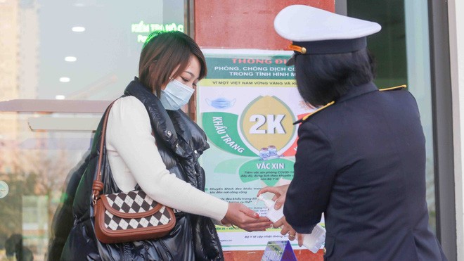 在新冠肺炎的新变异毒株正在世界各地快速传播背景下，通过老街口岸入境我国的公民与遊客严格落实2K原则劝喻。