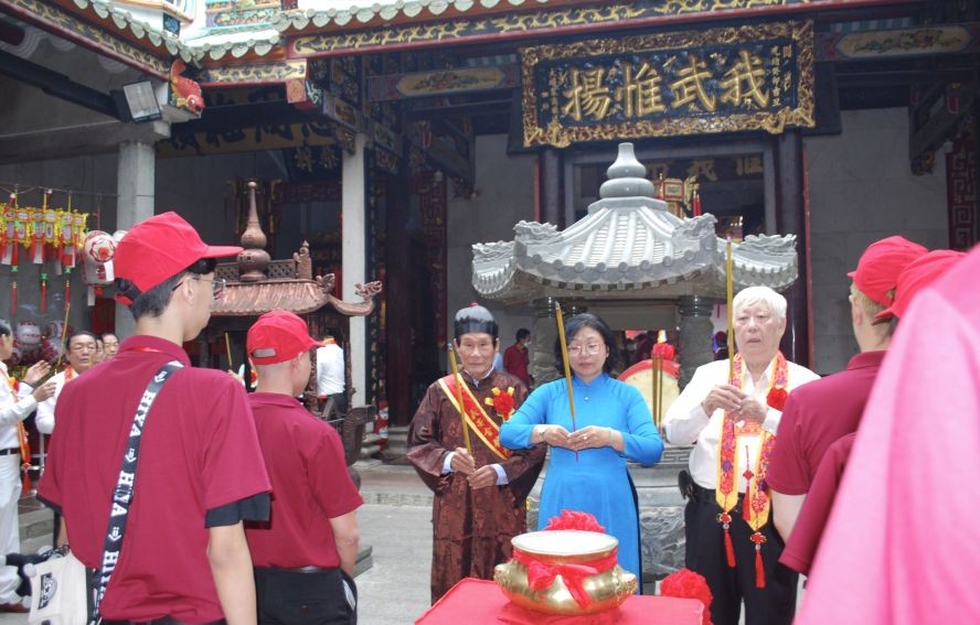 郡领导与义安会馆理事会恭请圣驾出巡。