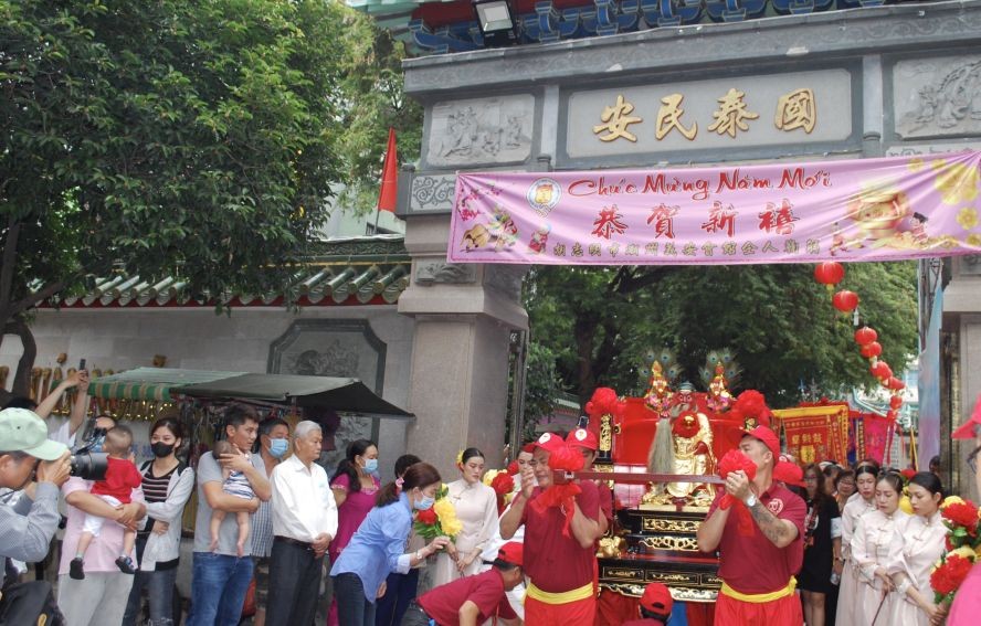 遊行队伍从义安会馆关帝庙（借富庙）开始出发。