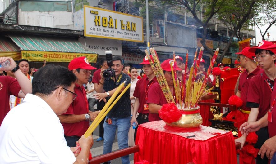 霞漳会馆诸位理事会上香祈福。