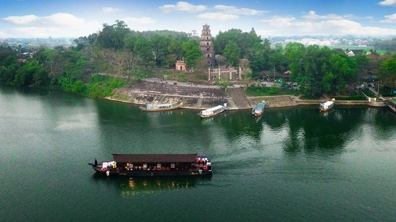 天姥寺面向充满诗情画意的香江。